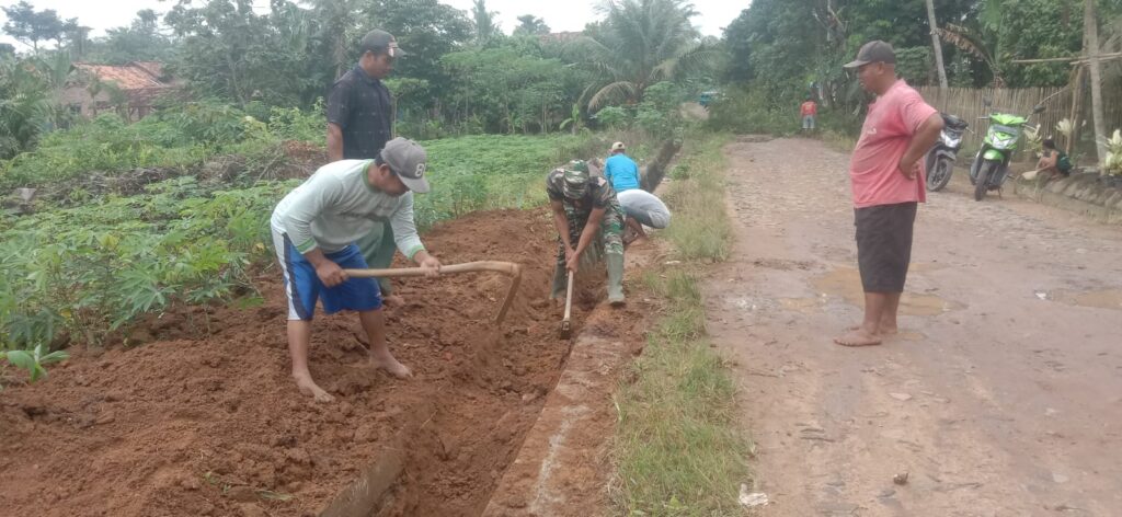 Babinsa Koramil 02/WB Juma’t Bersih Bersama Warga Binaan