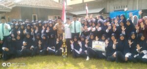 Walikota Metro Serahkan Hadiah Pemenang Lomba Ponpes Tahun 2023