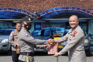 Secara Simbolis Kapolres Tegal Berikan Penghargaan kepada Anggota Bhabinkamtibmas Polsek Dukuhturi