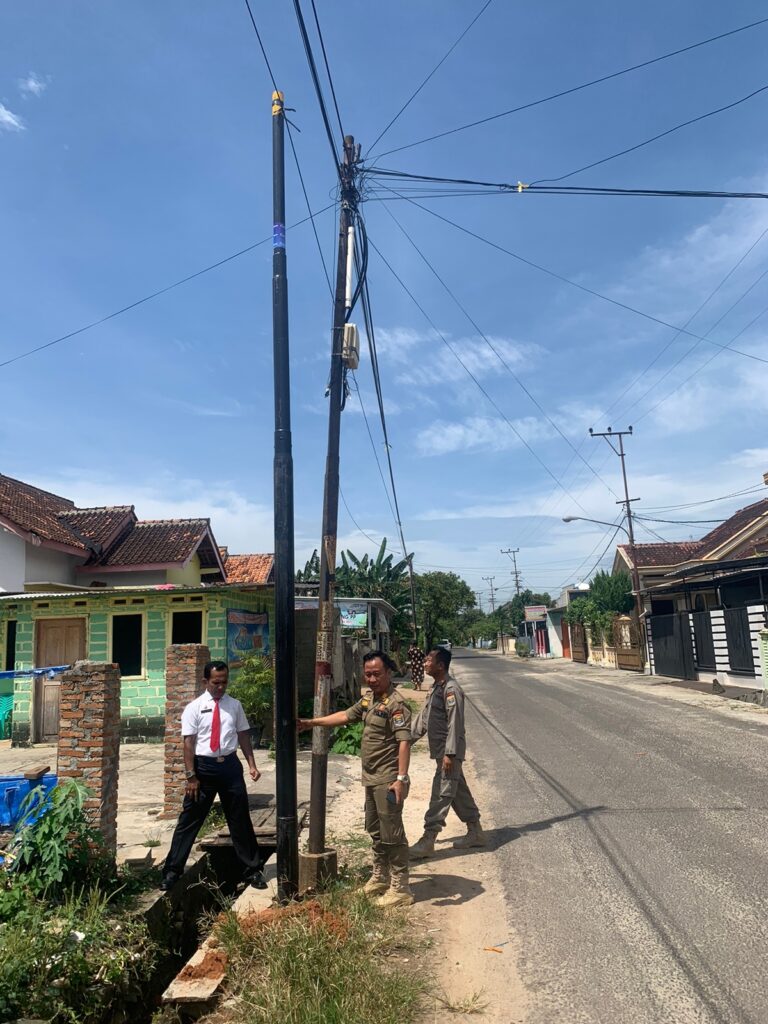 Satpol PP Metro Hentikan Pemasangan Tiang Internet Tak Berizin