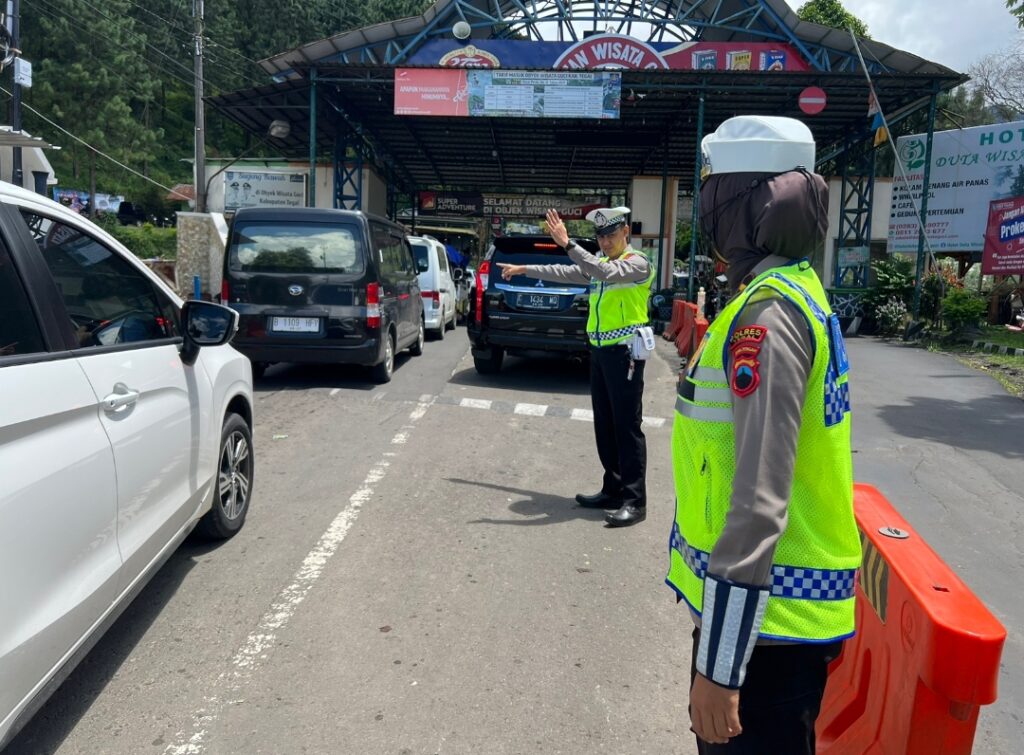Antisipasi Kemacetan Saat Libur Imlek, Satlantas Polres Tegal Lakukan Pengamanan Di Jalur Wisata