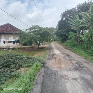 Terhitung Baru Sebulan di Bangun Jalan Desa Gendung Wani Sudah Mengalami Rusak Parah