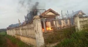 Sijago Merah Beraksi , Satu Unit Rumah Panggung Pak haji Ludes Terbakar