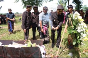 Aipda Putu Eko ‘Berpulang’, Wakapolres Lampung Timur Pimpin Penghormatan Terakhir