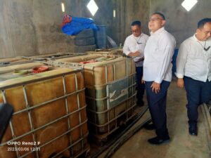 Polda Lampung gerebek gudang pengoplos minyak mentah, diduga milik seorang oknum Anggota Polri