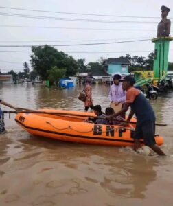 Banjir Di Sukadana, Kapolres Lampung Timur Terjunkan Personel