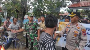 Gandeng Pokdarkamtibmas, Tiga Pilar Tegal Selatan Bagi-bagi Takjil