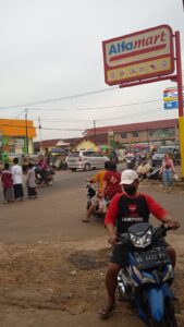 Bulan Ramadhan Penuh Berkah, Pemburu Takjil Ramaikan Jalan Pasar Pugung Raharjo Setiap Sore nya