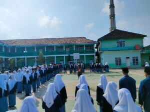 Tanamkan Disiplin Dan Nasionalisme, Babinsa Koramil Sekampung Latih PBB