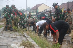 Cegah Banjir Dan Munculnya Wabah Penyakit, Kodim 0429/Lamtim Gelar Karbak