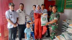 Pastikan Berjalan Lancar, Babinsa Koramil 429 – 03/MT Dampingi Penyaluran Bantuan Pangan Cadangan Beras Pemerintah