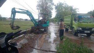 Kecewa dengan Walikota Metro, Warga Iring Mulyo Perbaiki Jalan dan Drainase Bergotong royong