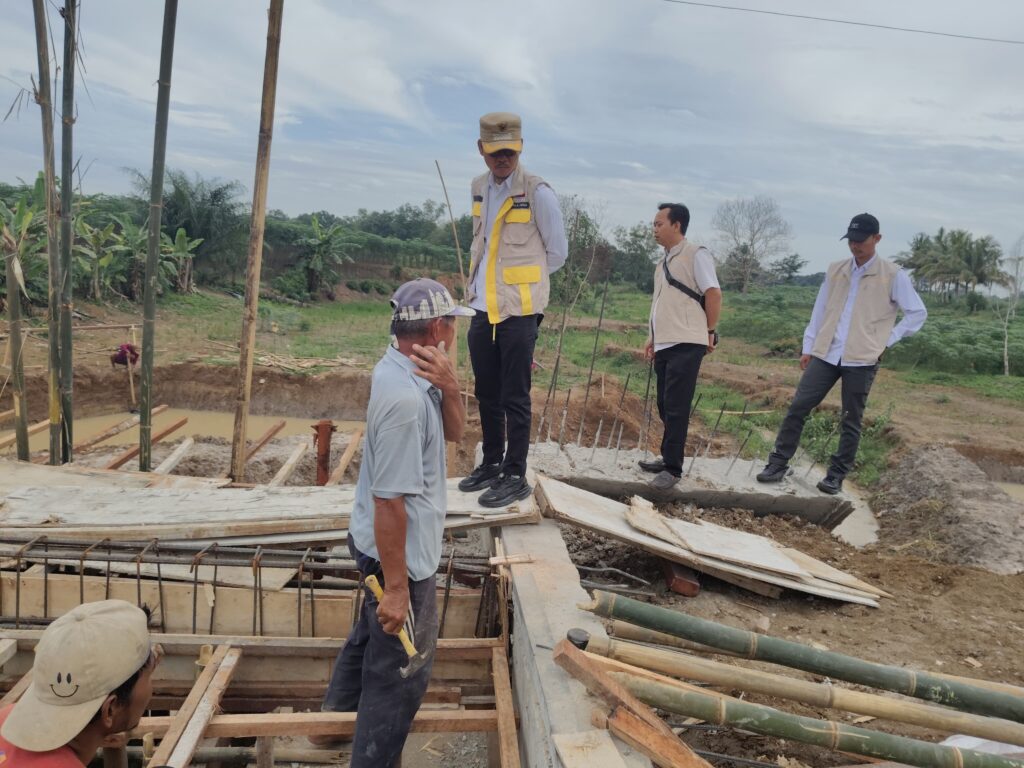 Kades Negara Nabung Tinjau Pembangunan Jembatan yang Menghubungkan Tiga Dusun
