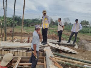 Kades Negara Nabung Tinjau Pembangunan Jembatan yang Menghubungkan Tiga Dusun