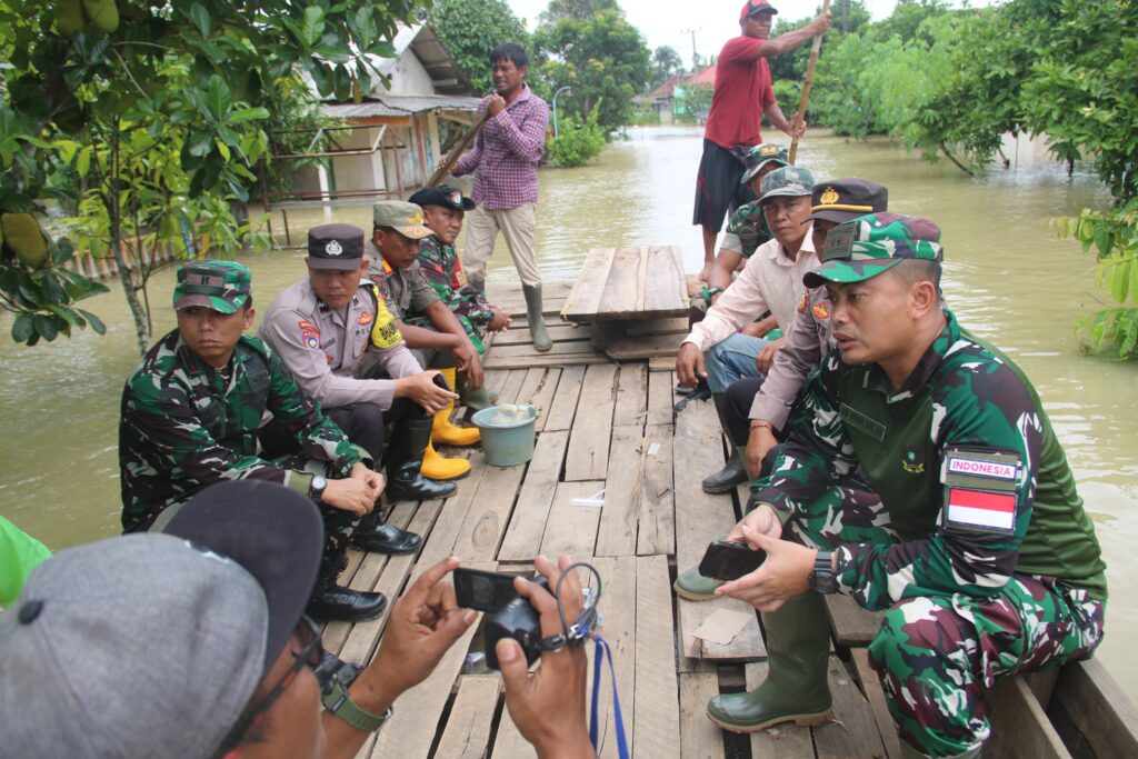 Tinjau Lokasi Banjir, Dandim 0429/Lamtim Himbau Masyarakat Waspada