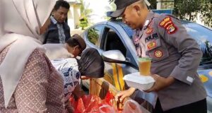 Menjelang Ramdhan Jum’at Berkah, Polsek Metro Selatan Bagikan Nasi Kotak Kepada Pengendara