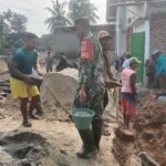 Peduli Sesama, Babinsa Koramil Sekampung Gotong-royong Bedah Rumah Warga Kurang Mampu