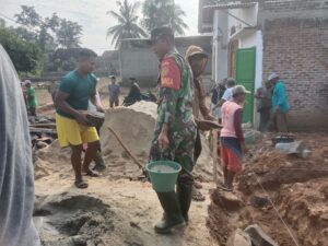 Peduli Sesama, Babinsa Koramil Sekampung Gotong-royong Bedah Rumah Warga Kurang Mampu