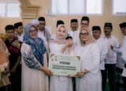 Bupati Lampung Timur Serahkan Beasiswa ke Juara KDI Intan Putri Lestari