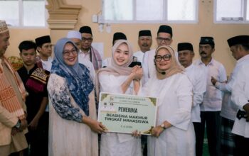 Bupati Lampung Timur Serahkan Beasiswa ke Juara KDI Intan Putri Lestari