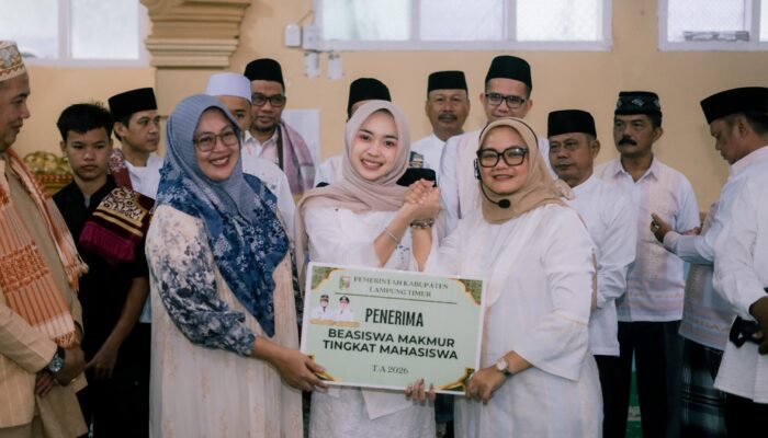 Bupati Lampung Timur Serahkan Beasiswa ke Juara KDI Intan Putri Lestari