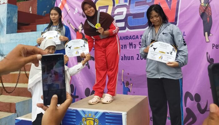 Perwakilan Atlet Renang SMKN 3 O2SN Kota Metro Mendapatkan 4 Mendali Emas